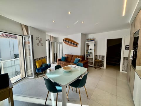 TV and multimedia, Balcony/Terrace, Balcony/Terrace, Kitchen or kitchenette, Living room, Dining area, City view, City view, internet, internet, stove, stove, kitchen, kitchen, air conditioner, air conditioner