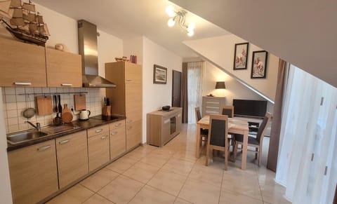 TV and multimedia, Kitchen or kitchenette, Dining area, stove