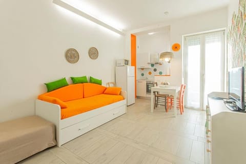 Bed, Kitchen or kitchenette, Living room, Seating area, Dining area, Bedroom