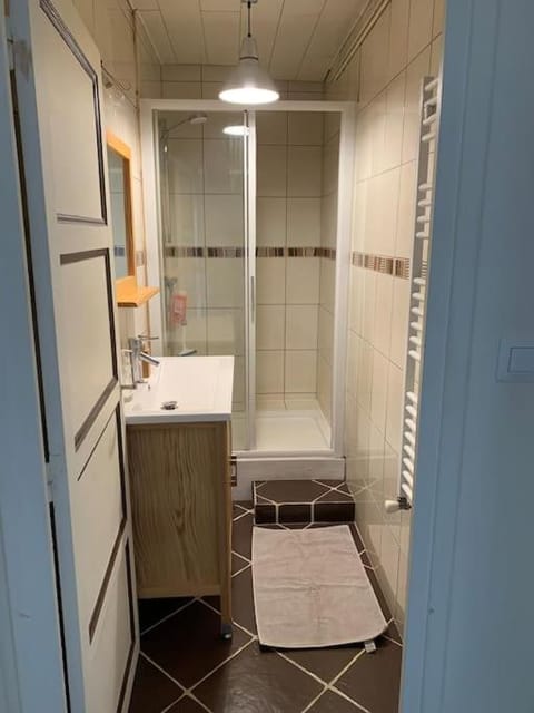 Shower, Bathroom, towels