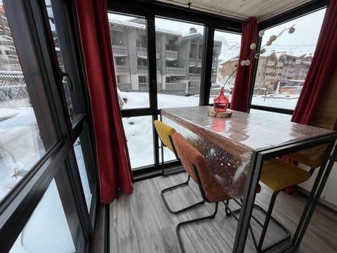 Dining area, Mountain view, kitchen