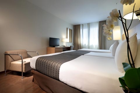 Bed, TV and multimedia, Photo of the whole room, Decorative detail, Bedroom