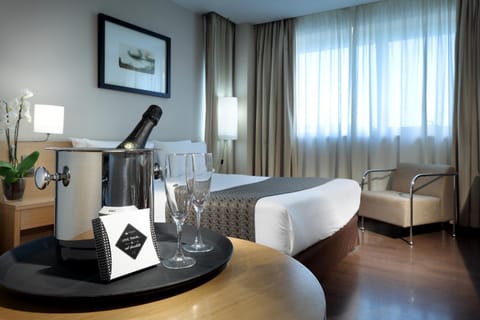 Bed, Photo of the whole room, Decorative detail, Bedroom, Alcoholic drinks