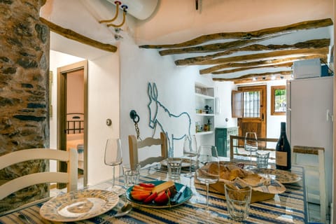 Living room, Food and drinks, Dining area, Food