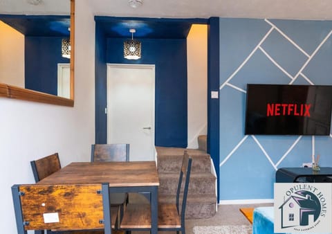 Communal lounge/ TV room, TV and multimedia, Living room, Seating area, Dining area, Evening entertainment