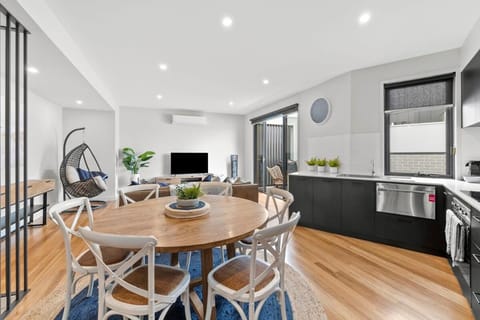 Communal lounge/ TV room, TV and multimedia, Kitchen or kitchenette, Living room, Seating area, Dining area, dishwasher, oven
