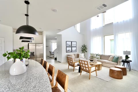 Kitchen or kitchenette, Living room, Seating area, Dining area