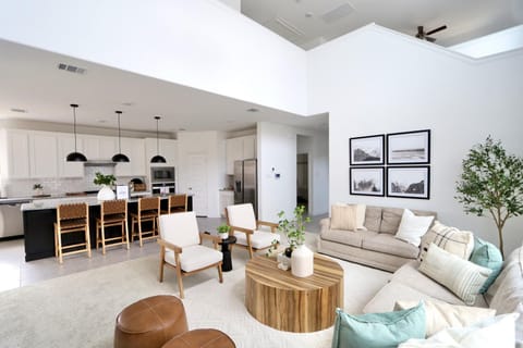 Luxe Living 4-bedroom with fireplace & game room House in Little Elm