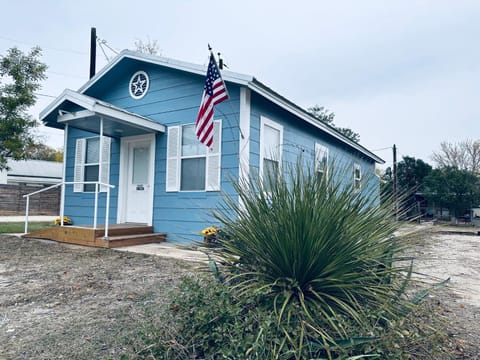 Texas Blue Apple Cottage Bed and Breakfast in Medina