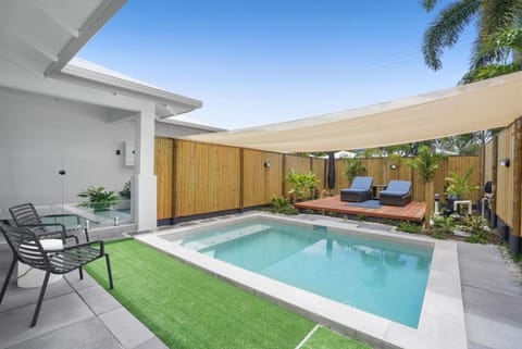 Patio, Swimming pool, sunbed