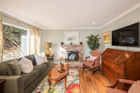 Charming Garden Cottage- steps to historic Old Town Half Moon Bay House in Half Moon Bay