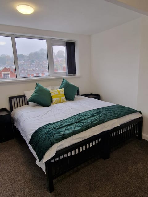 Balco Sherwood Apartment - 2 Bedrooms, 5 beds - Sky tv and internet House in Nottingham