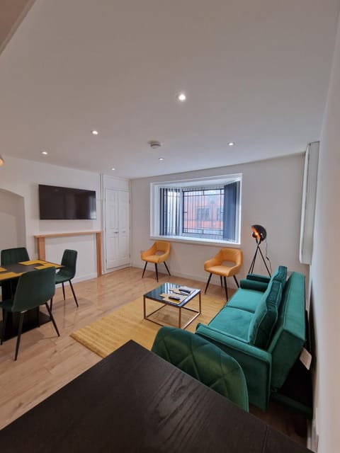 Balco Sherwood Apartment - 2 Bedrooms, 5 beds - Sky tv and internet House in Nottingham