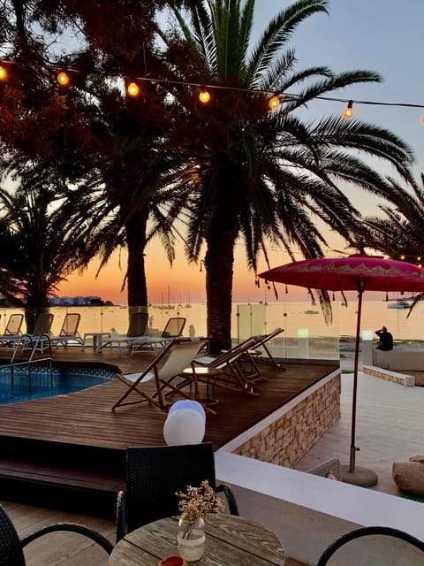 Property building, Restaurant/places to eat, Day, Natural landscape, Solarium, Balcony/Terrace, Seating area, Pool view, Sea view, Swimming pool, Swimming pool, Sunrise, Sunset, sunbed