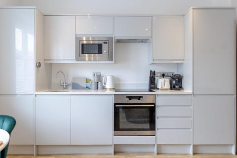 Coffee/tea facilities, Kitchen or kitchenette, oven, stove, toaster