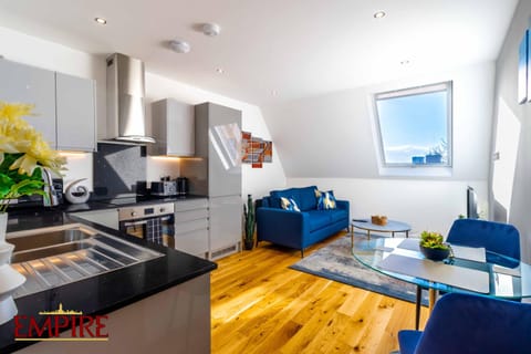 Kitchen or kitchenette, Living room, Seating area, Dining area, oven, stove