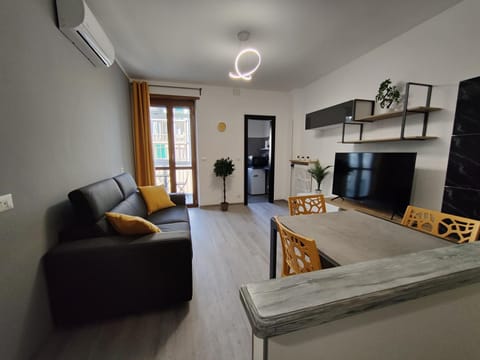 TV and multimedia, Living room, Seating area, air conditioner