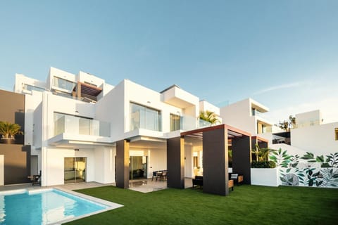 Property building, Day, Garden, Garden view, Pool view, Swimming pool
