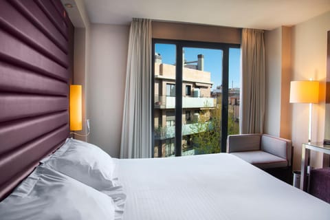 Nearby landmark, Bed, Photo of the whole room, Bedroom, City view, Street view