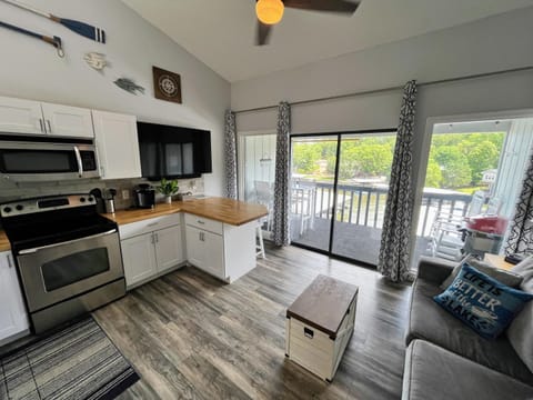 F Lakefront! Remodeled, Sleeps 4, Boat Slip, Patio, WiFi, Cable, Pool Apartment in Osage Beach