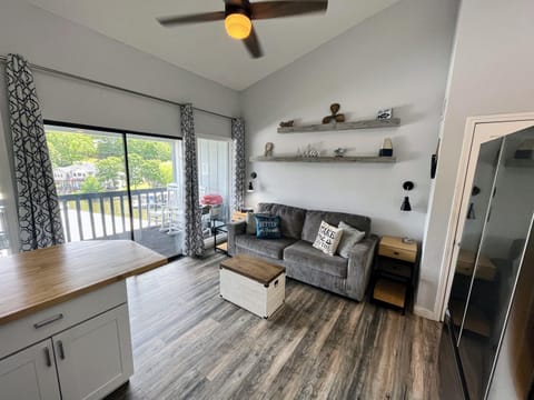 F Lakefront! Remodeled, Sleeps 4, Boat Slip, Patio, WiFi, Cable, Pool Apartment in Osage Beach