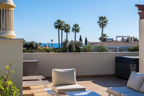 Day, Natural landscape, View (from property/room), Balcony/Terrace, Balcony/Terrace, Seating area, Sea view