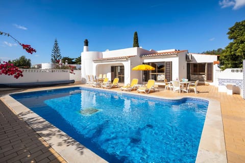 Property building, Patio, Day, Pool view, Swimming pool, Swimming pool, sunbed