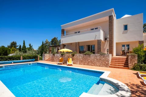 Property building, Patio, Day, Pool view, Swimming pool, Swimming pool, sunbed
