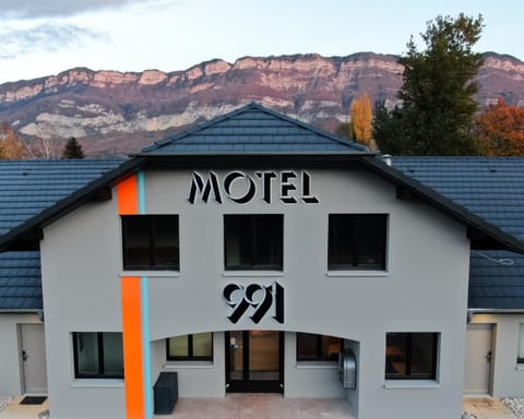 Property building, Natural landscape, Mountain view
