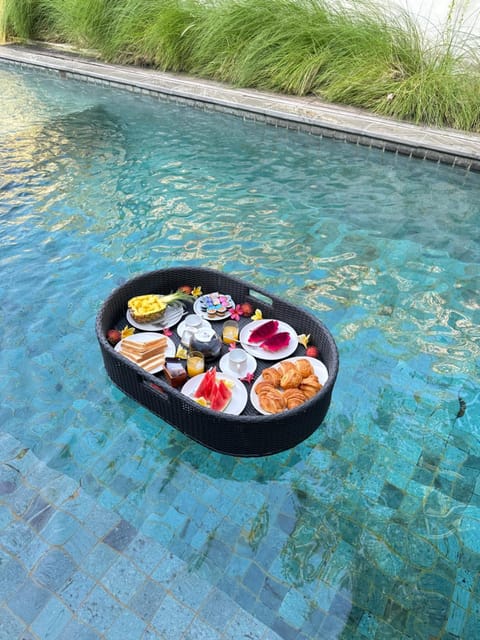 Pool view, Breakfast