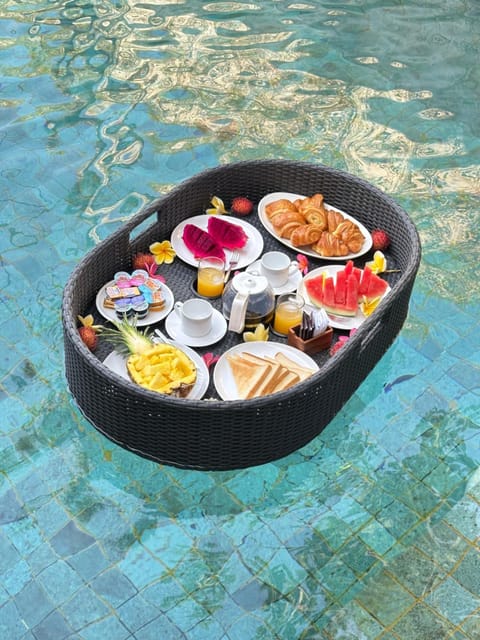 Swimming pool, Breakfast