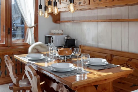 Kitchen or kitchenette, Seating area