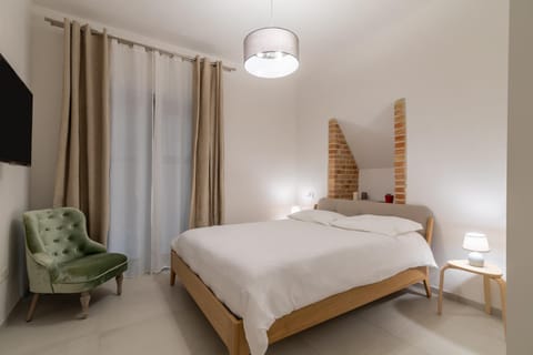 Bed, TV and multimedia, Photo of the whole room, Bedroom