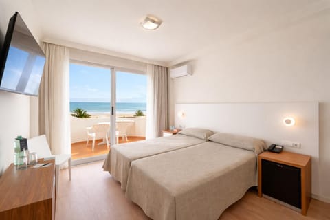 Photo of the whole room, Bedroom, Sea view