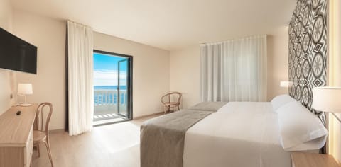 Photo of the whole room, Sea view