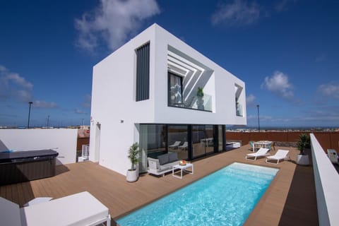Property building, Facade/entrance, Off site, Swimming pool, sunbed