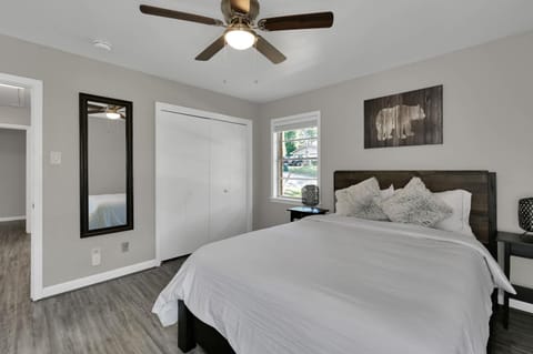 Piney Woods I Ping Pong I By SHSU I TV I Sleeps 11 House in Huntsville