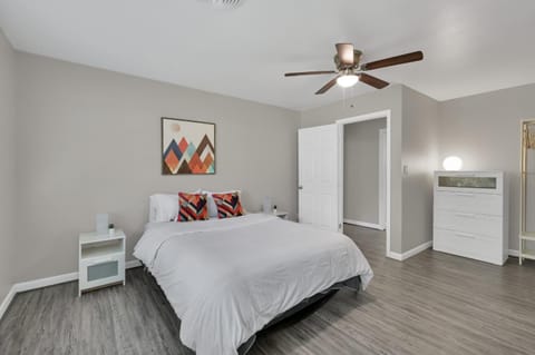 Piney Woods I Ping Pong I By SHSU I TV I Sleeps 11 House in Huntsville