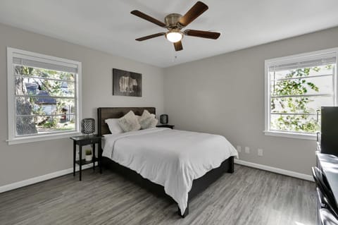 Piney Woods I Ping Pong I By SHSU I TV I Sleeps 11 House in Huntsville