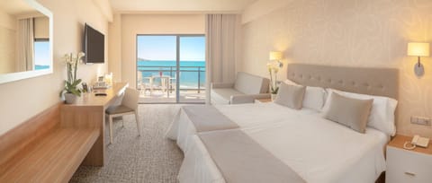 Photo of the whole room, Sea view