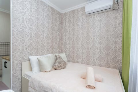 Bed, towels, air conditioner