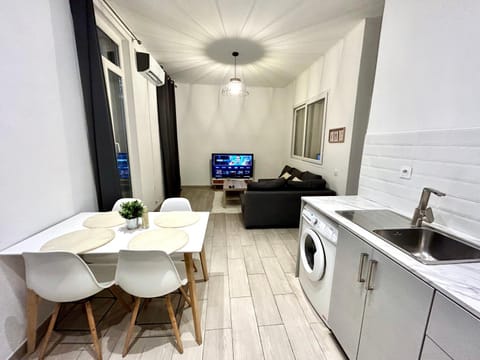 TV and multimedia, Kitchen or kitchenette, Living room, Seating area, Dining area, minibar, pet friendly, stove, washing machine, air conditioner