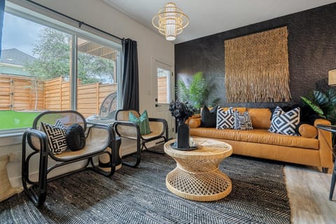 The Black Sands I Outdoor Theatre I Game Room I TV House in Lago Vista