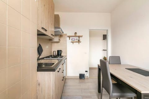 Kitchen or kitchenette, Dining area, minibar, pet friendly, stove
