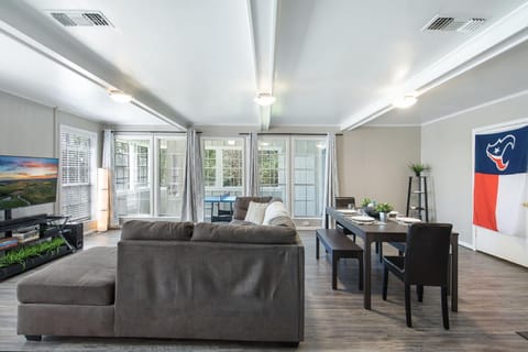 The Huge Home I Next 2 SHSU I Sleeps 16 I PingPong House in Huntsville