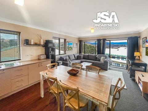 TV and multimedia, View (from property/room), View (from property/room), Kitchen or kitchenette, Living room, Seating area, Dining area, Lake view, Lake view, Mountain view, Mountain view, oven