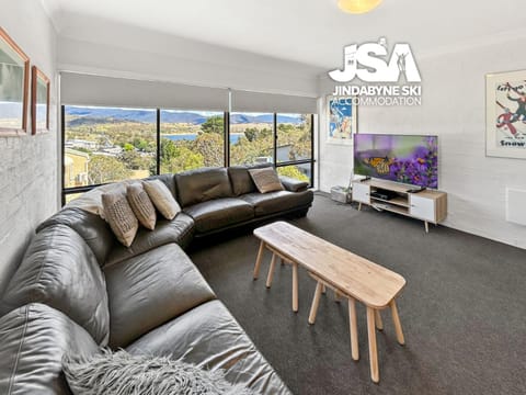 Natural landscape, TV and multimedia, View (from property/room), View (from property/room), Living room, Evening entertainment, Lake view, Lake view, Mountain view, Mountain view