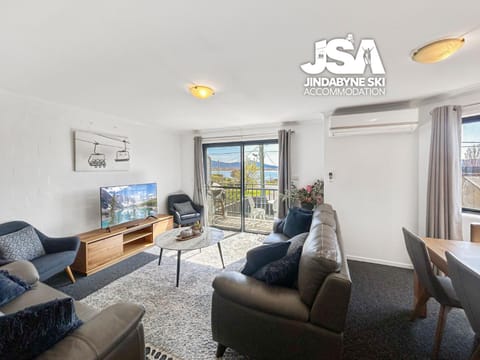 Natural landscape, TV and multimedia, View (from property/room), Living room, Seating area, Lake view, Mountain view, air conditioner