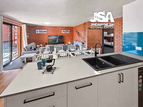 TV and multimedia, Kitchen or kitchenette, Living room, Dining area, bunk bed, stove