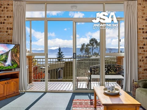 Natural landscape, TV and multimedia, Balcony/Terrace, Living room, Seating area, Lake view, Mountain view